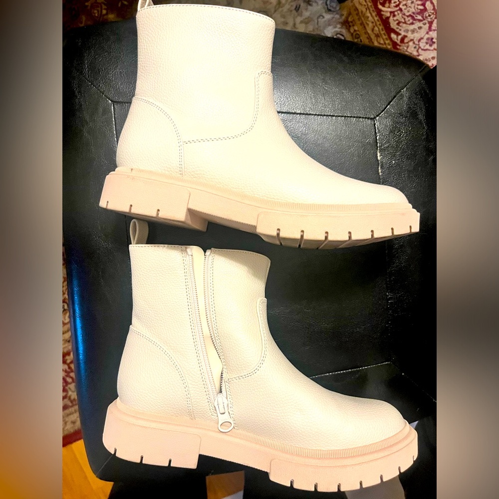 Size 4 White Chelsea Boots